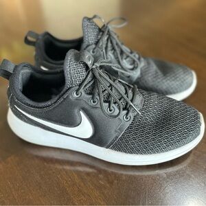 Near new condition Nike Black and White Sneakers
